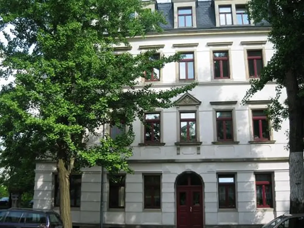Very nice 2-room apartment in a quiet side street with laminate flooring, bathroom with window and bathtub