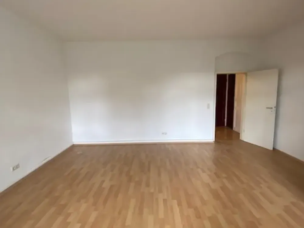 Very nice 2-room apartment in a quiet side street with laminate flooring, bathroom with window and bathtub