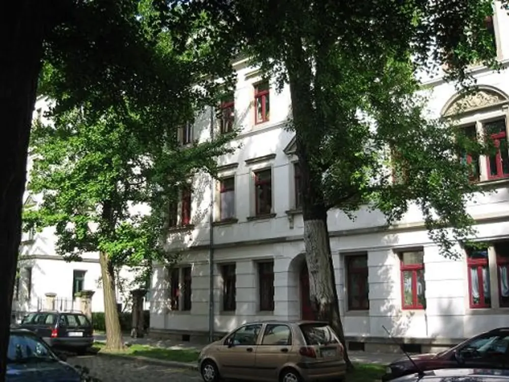 Very nice 2-room apartment in a quiet side street with laminate flooring, bathroom with window and bathtub