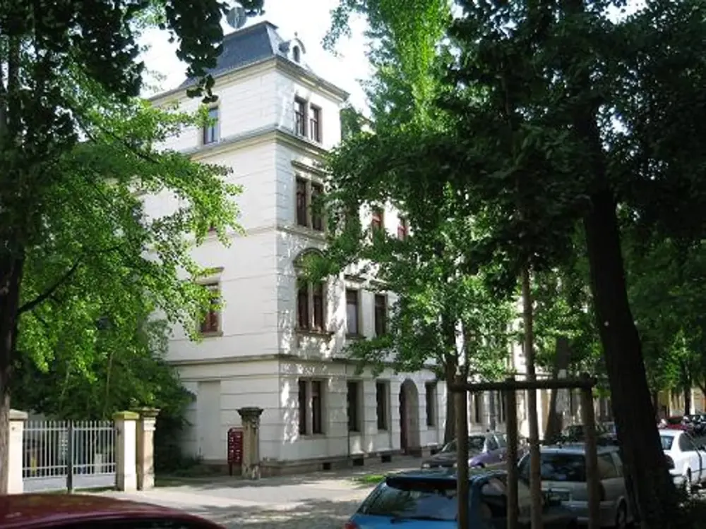 Very nice 2-room apartment in a quiet side street with laminate flooring, bathroom with window and bathtub