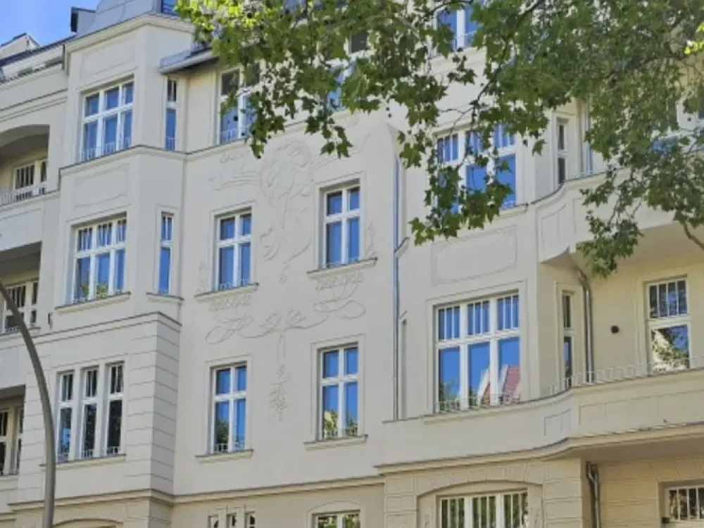 TOP SANIERTE 2-Zimmer-Komfort-Altbau-WE, großer Balkon, Zuzahlung für EBK, Seitenflügel, ruhige Lage