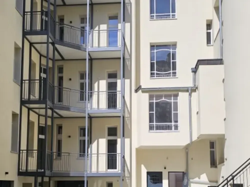 TOP SANIERTE 2-Zimmer-Komfort-Altbau-WE, großer Balkon, Zuzahlung für EBK, Seitenflügel, ruhige Lage