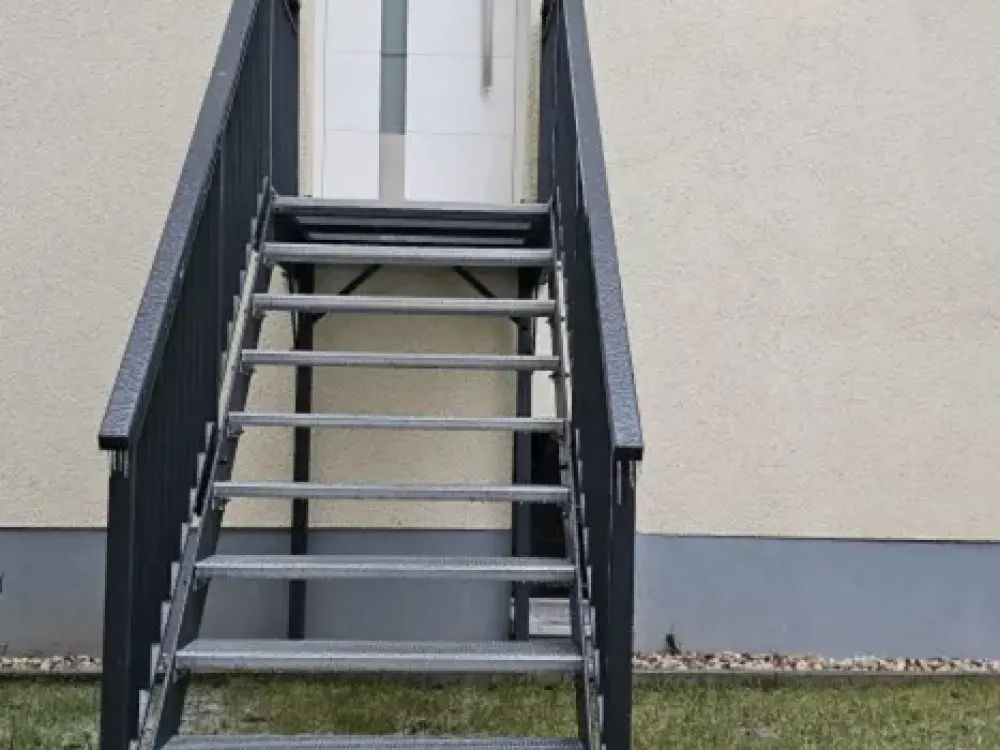 TOP SANIERTE 2-Zimmer-Komfort-Altbau-WE, großer Balkon, Zuzahlung für EBK, Seitenflügel, ruhige Lage