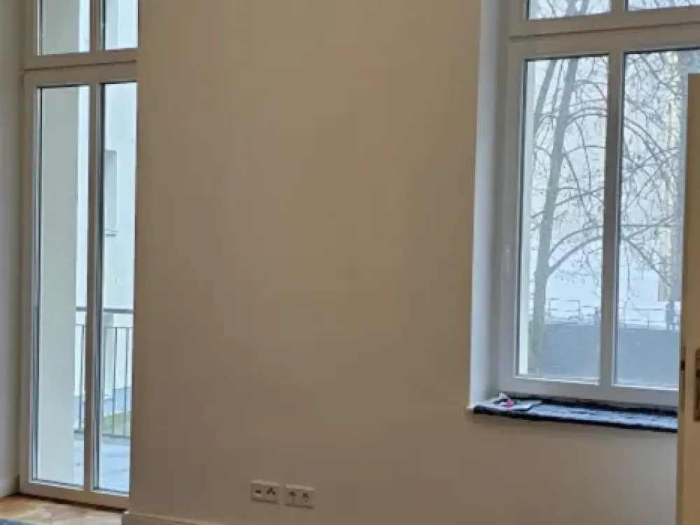 TOP SANIERTE 2-Zimmer-Komfort-Altbau-WE, großer Balkon, Zuzahlung für EBK, Seitenflügel, ruhige Lage