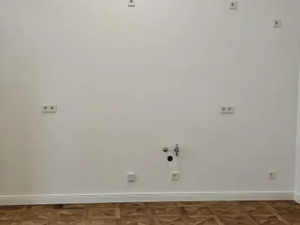 TOP SANIERTE 2-Zimmer-Komfort-Altbau-WE, großer Balkon, Zuzahlung für EBK, Seitenflügel, ruhige Lage