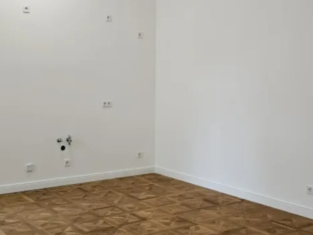 TOP SANIERTE 2-Zimmer-Komfort-Altbau-WE, großer Balkon, Zuzahlung für EBK, Seitenflügel, ruhige Lage