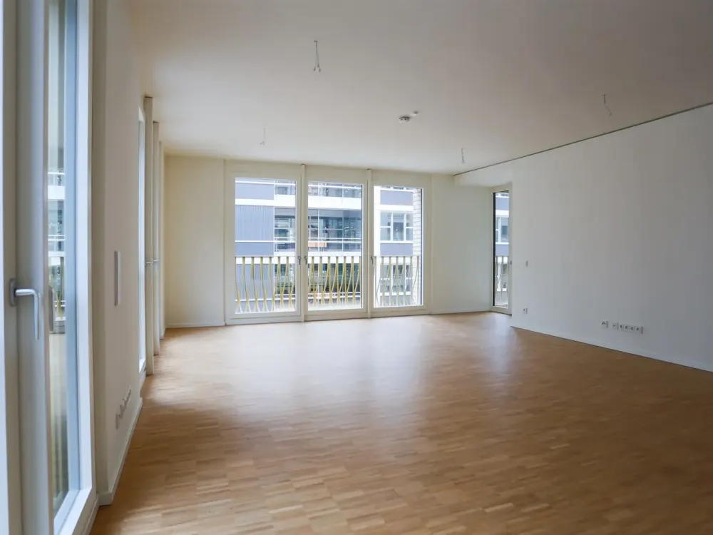 Modern equipped and flooded with light - with parquet, fitted kitchen and smart home features *available immediately*