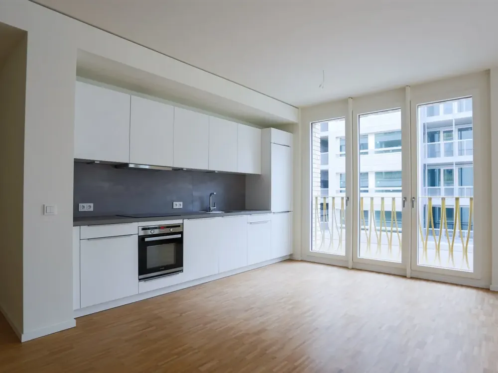 Modern equipped and flooded with light - with parquet, fitted kitchen and smart home features *available immediately*