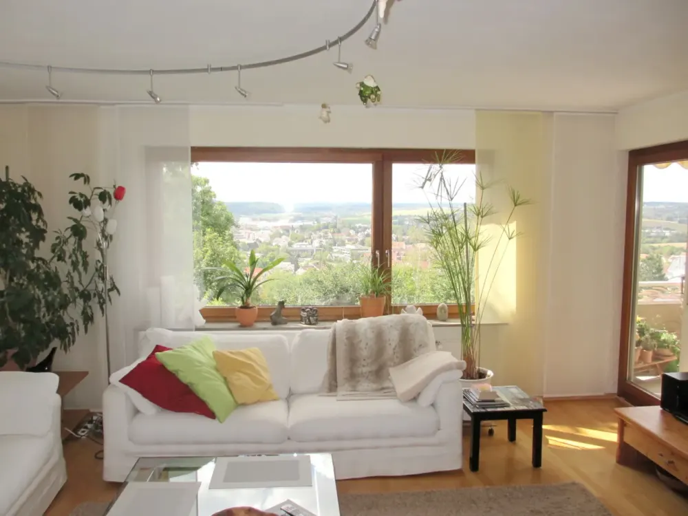 IN BESTER WOHN- UND AUSICHTSLAGE MIT GROßEM SONNENBALKON