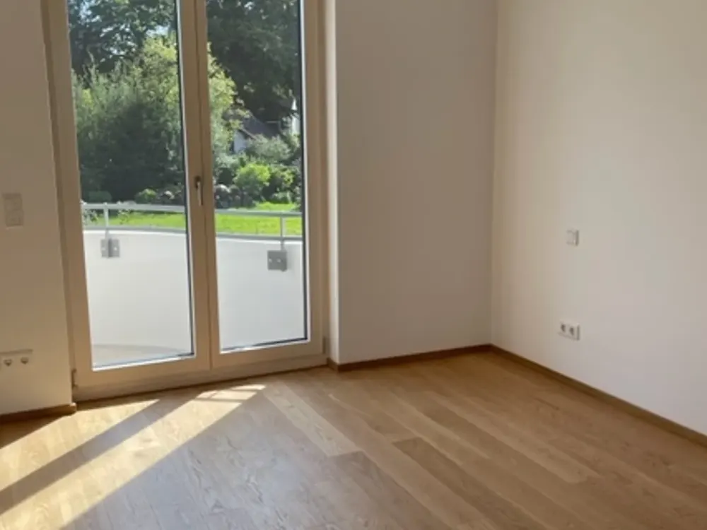 Luxuriöse 3-Zimmer Wohnung im 1. OG mit Dachterrasse in München-Solln