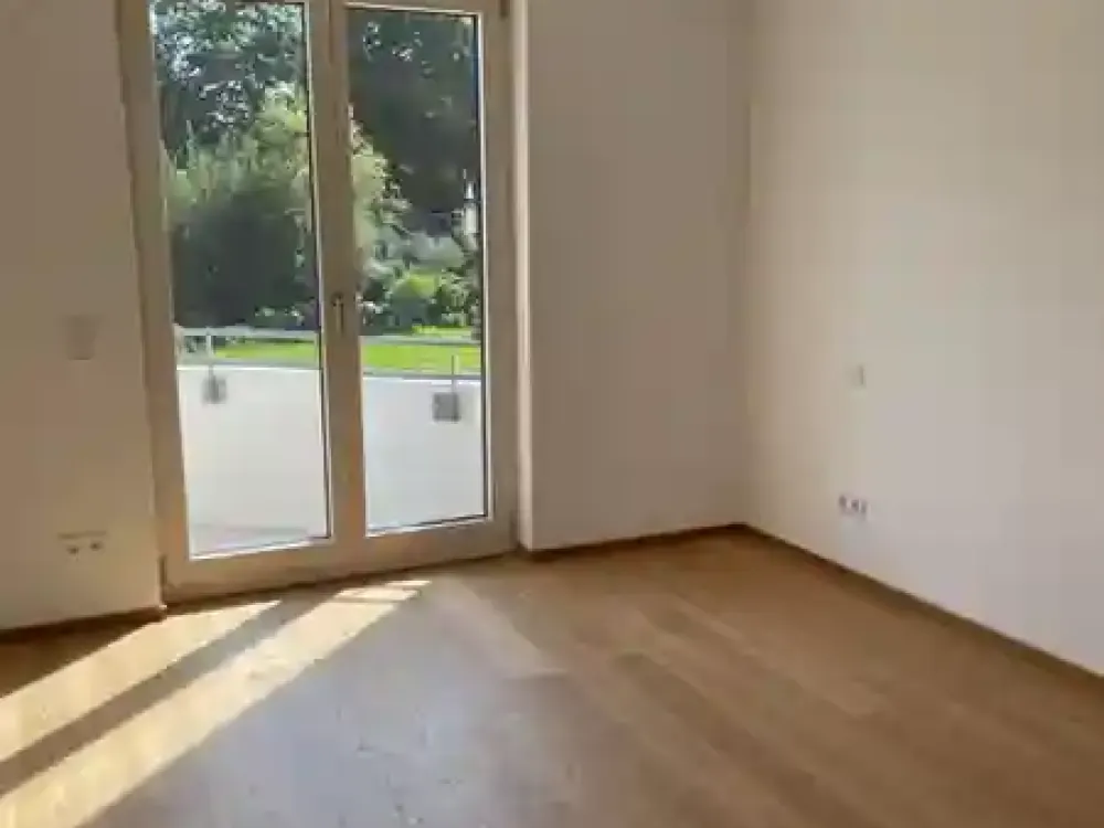 Luxuriöse 3-Zimmer Wohnung im 1. OG mit Dachterrasse in München-Solln