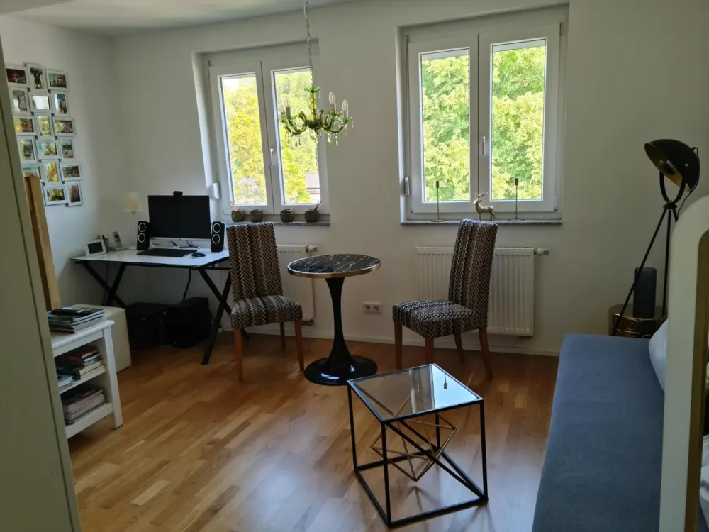Schöne 2,5 Zimmer Wohnung mit EBK/ Balkon/ Klima/möbliert (befristet für 7 Monate)