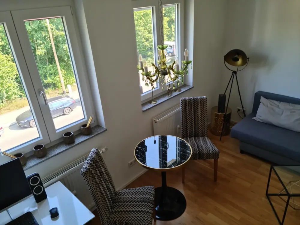 Schöne 2,5 Zimmer Wohnung mit EBK/ Balkon/ Klima/möbliert (befristet für 7 Monate)