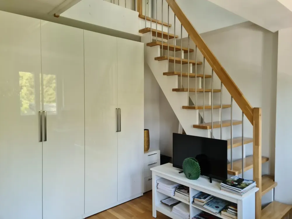Schöne 2,5 Zimmer Wohnung mit EBK/ Balkon/ Klima/möbliert (befristet für 7 Monate)
