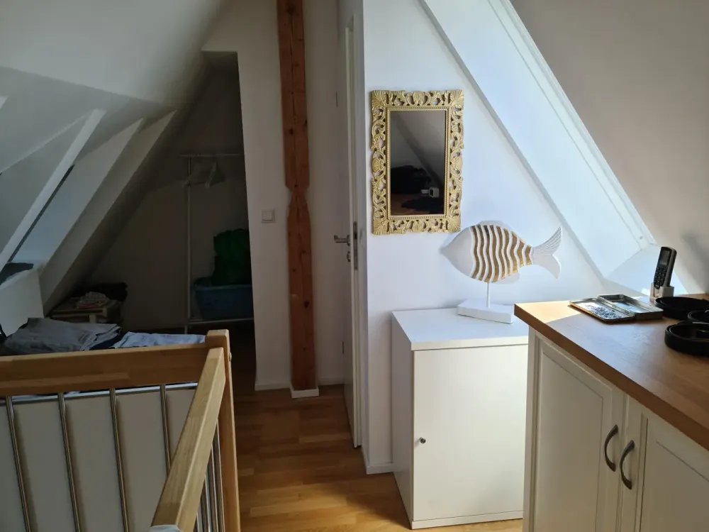 Schöne 2,5 Zimmer Wohnung mit EBK/ Balkon/ Klima/möbliert (befristet für 7 Monate)