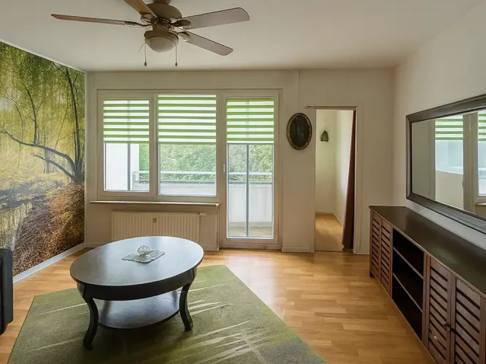 Helle 2-Zimmer-Wohnung im 1. OG mit Balkon. Ideal für Selbstsanierer!