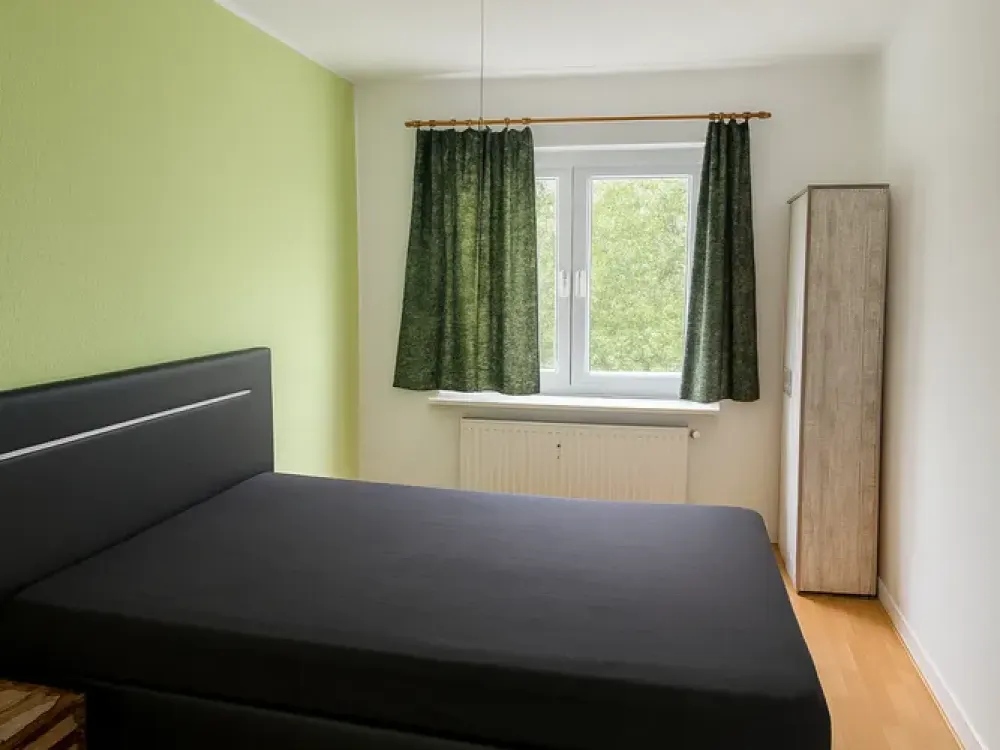 Helle 2-Zimmer-Wohnung im 1. OG mit Balkon. Ideal für Selbstsanierer!