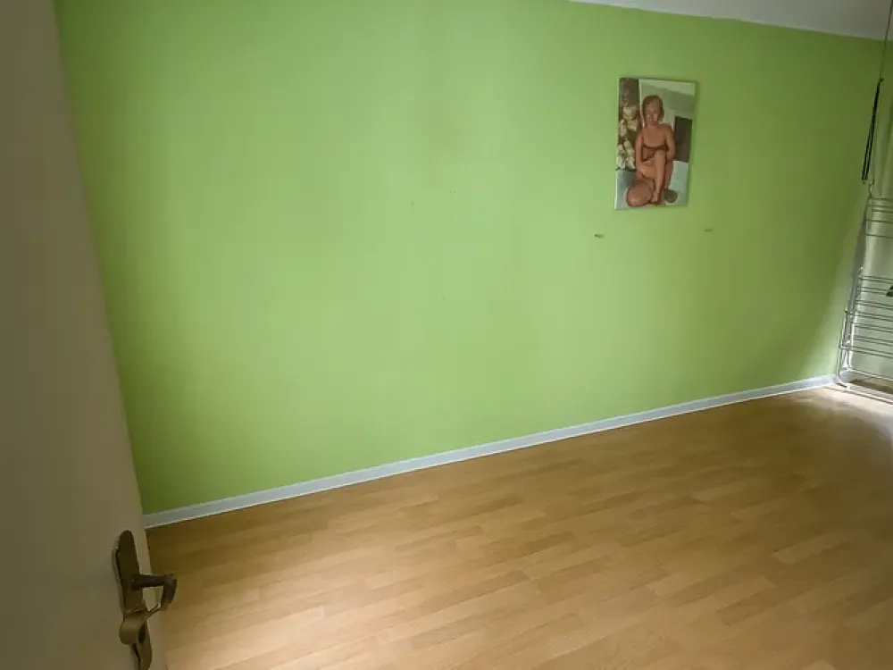 Helle 2-Zimmer-Wohnung im 1. OG mit Balkon. Ideal für Selbstsanierer!