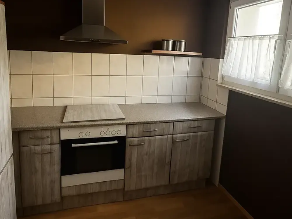 Helle 2-Zimmer-Wohnung im 1. OG mit Balkon. Ideal für Selbstsanierer!