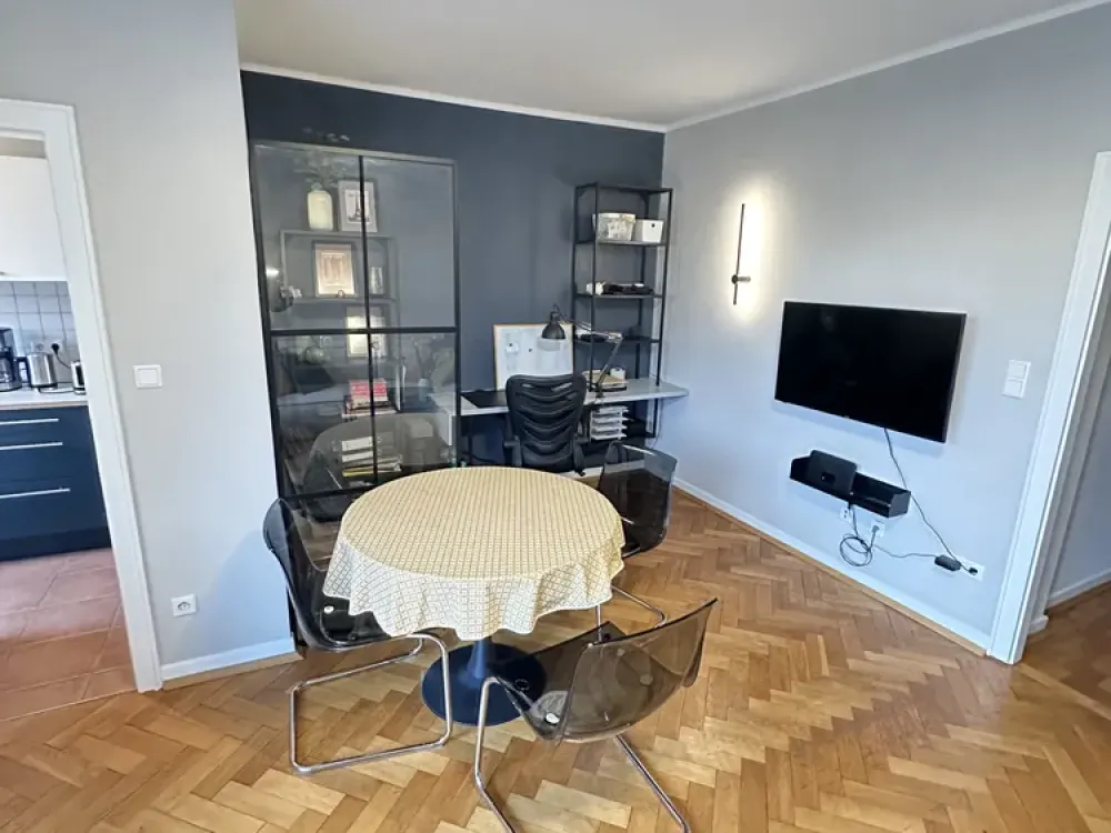 Stilvoll möblierte Wohnung mit Homeoffice, EBK und Balkon
