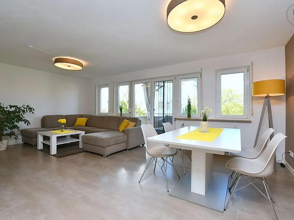 Modern möblierte Wohnung mit Balkon und PKW-Stellplatz in Bietigheim-Bissingen