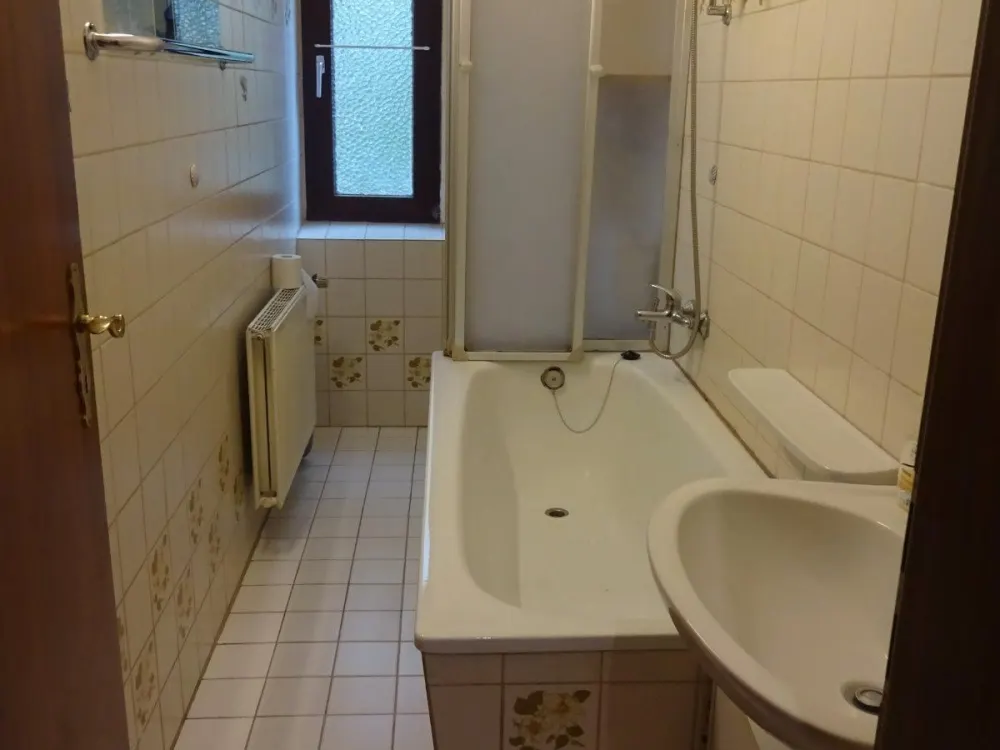 Helle Erdgeschoßwohnung mit 3m Deckenhöhe zu vermieten