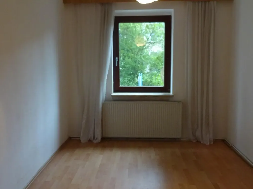 Helle Erdgeschoßwohnung mit 3m Deckenhöhe zu vermieten