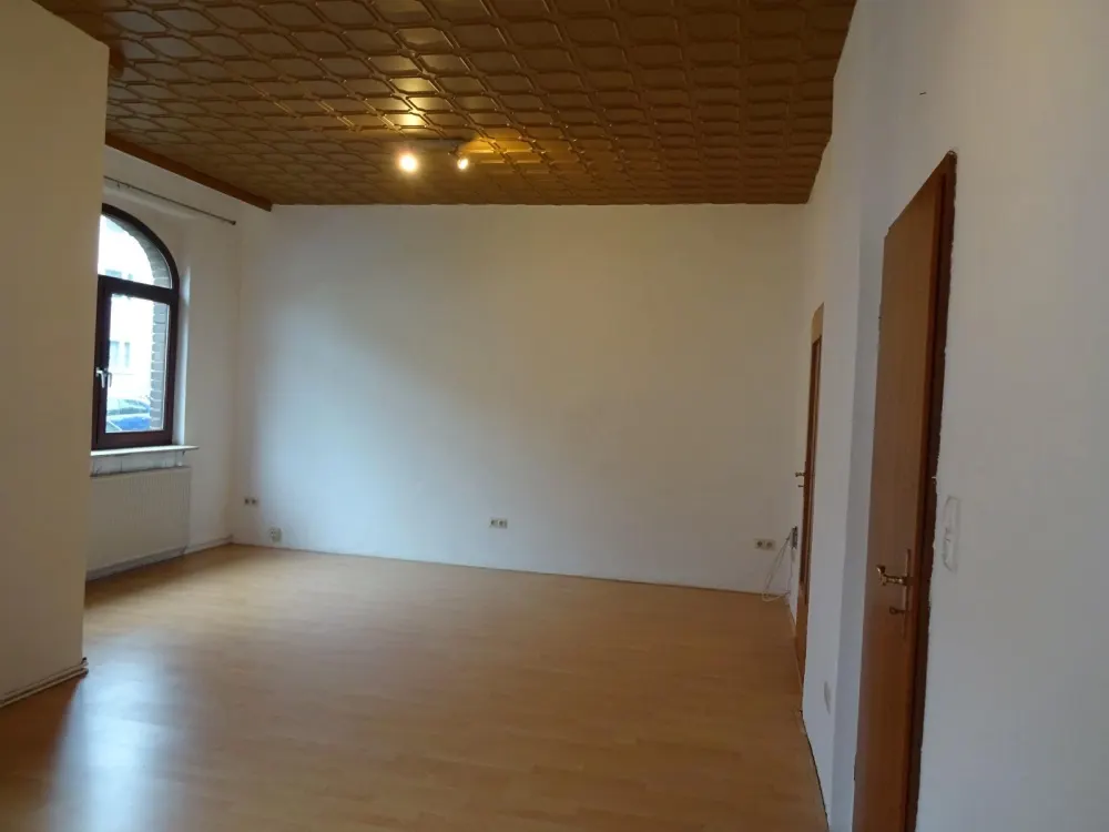 Helle Erdgeschoßwohnung mit 3m Deckenhöhe zu vermieten