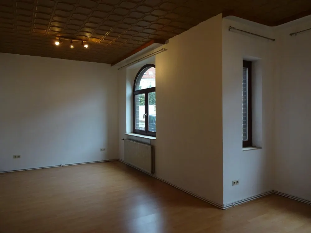Helle Erdgeschoßwohnung mit 3m Deckenhöhe zu vermieten