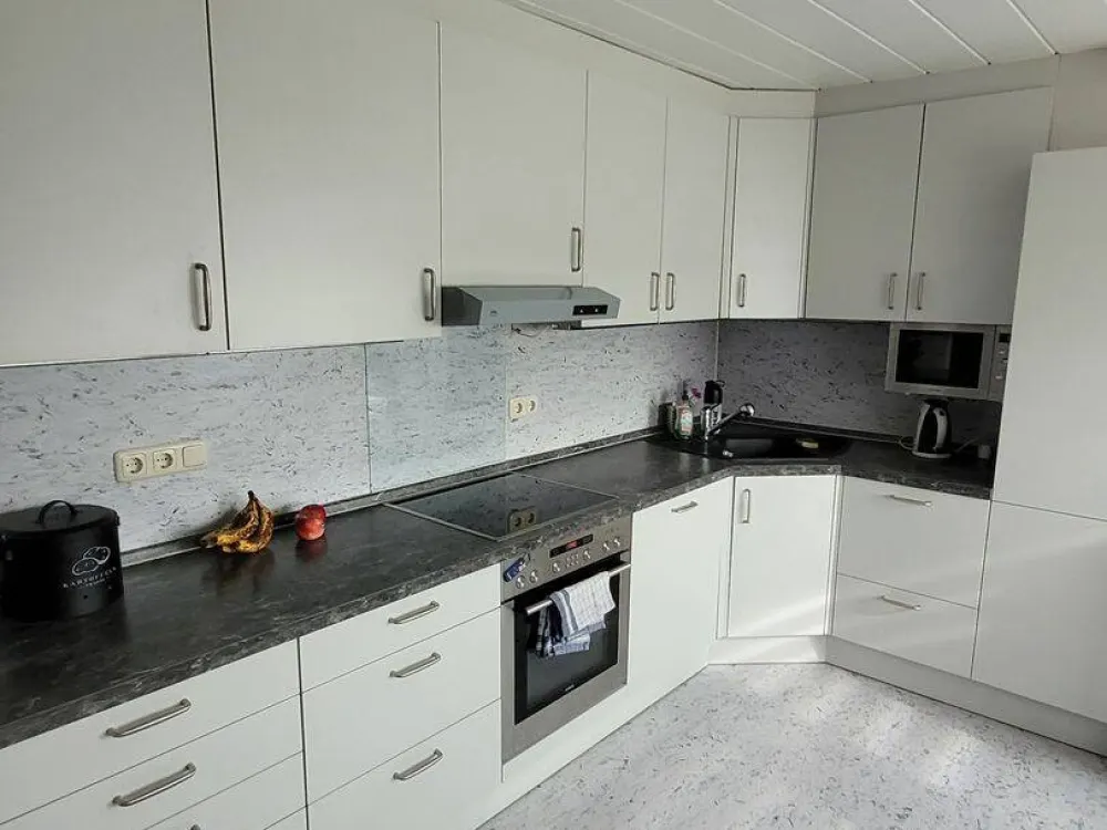 Großzügige 5-Zimmer-Wohnung mit Balkon und großer Einbauküche in Nürnberg-Altkatzwang