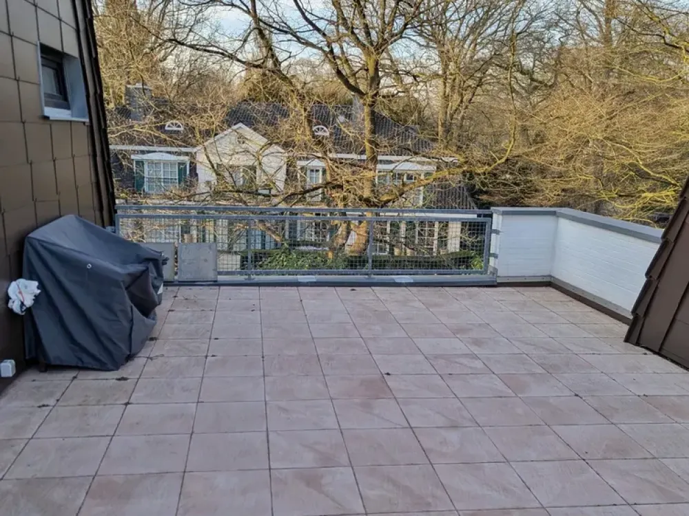 Schwachhausen: Ein echtes Highlight: 1-Zimmer Dachgeschosswohnung mit ca. 36 m² Dachterrasse