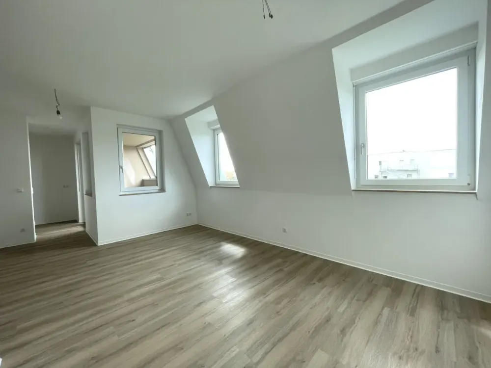 Neubau: 3-Zimmer-Dachgeschosswohnung mit Tageslichtbad, Badewanne, Loggia | Optional mit EBK