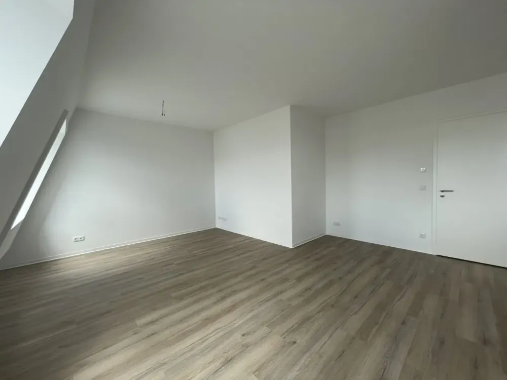 Neubau: 3-Zimmer-Dachgeschosswohnung mit Tageslichtbad, Badewanne, Loggia | Optional mit EBK