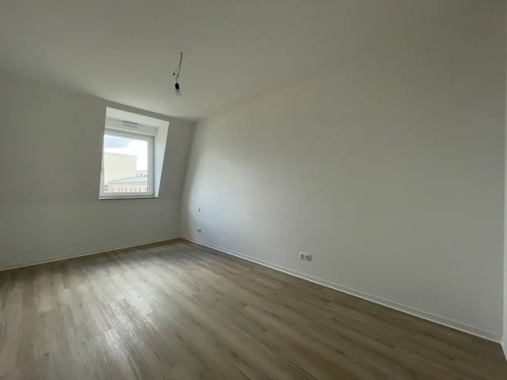 Neubau: 3-Zimmer-Dachgeschosswohnung mit Tageslichtbad, Badewanne, Loggia | Optional mit EBK