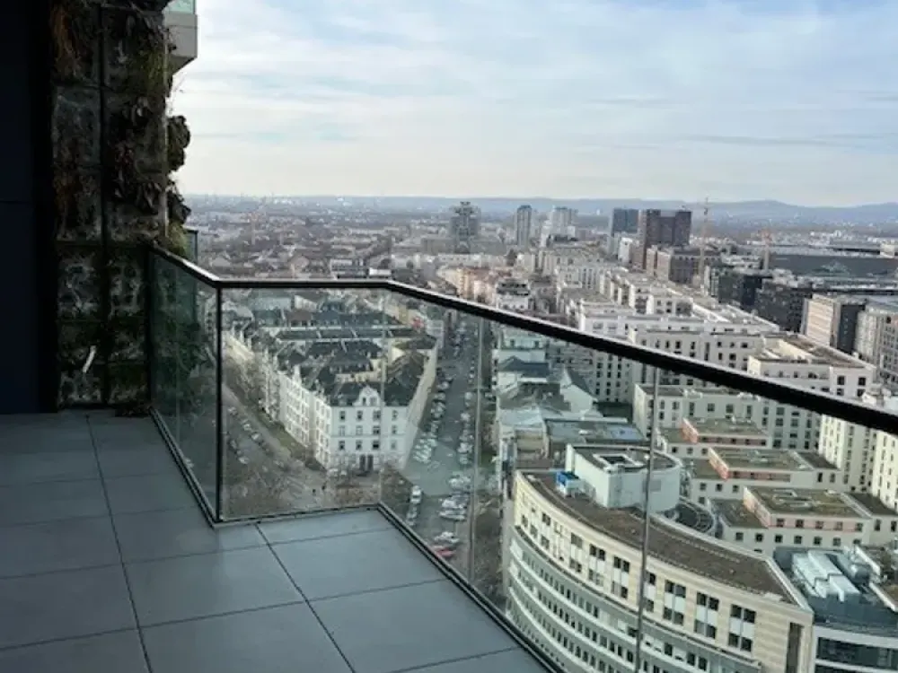 Exklusive 2-Zimmer-Wohnung mit gehobener Innenausstattung mit Balkon und EBK in Frankfurt am Main