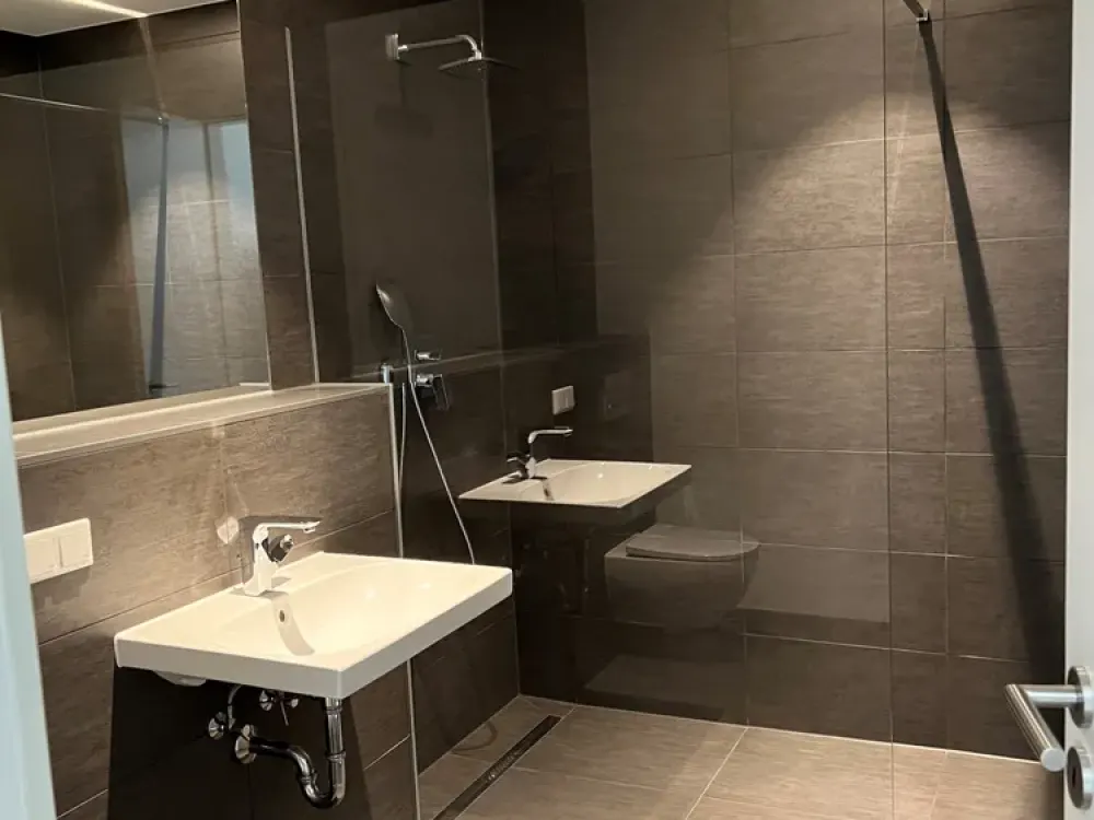 Exklusive 2-Zimmer-Wohnung mit gehobener Innenausstattung mit Balkon und EBK in Frankfurt am Main
