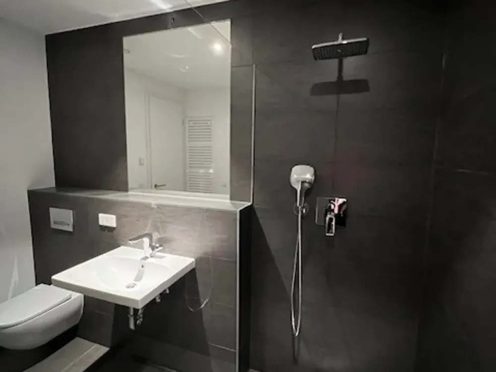 Exklusive 2-Zimmer-Wohnung mit gehobener Innenausstattung mit Balkon und EBK in Frankfurt am Main