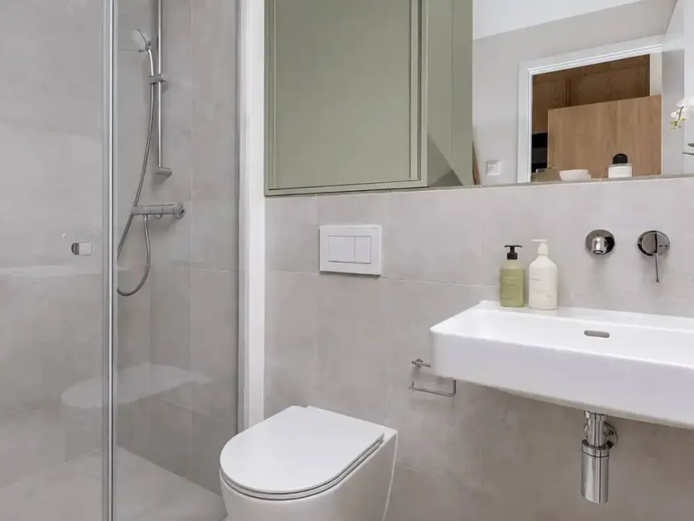2 Monate mietfrei - Möbliertes Studio-Apartment mit Padel, Fitnessstudio, Dachterrasse & mehr