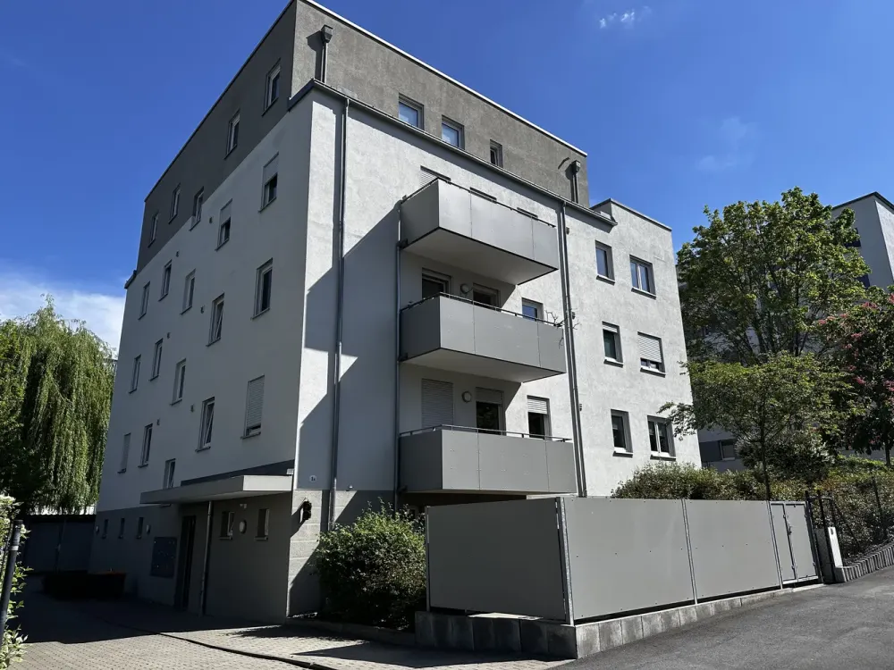 WOHNEN IM STUDENTENAPARTMENTHAUS MIT MÜNZWASCHMASCHINE IM KELLER, EINBAUKÜCHE ETC.