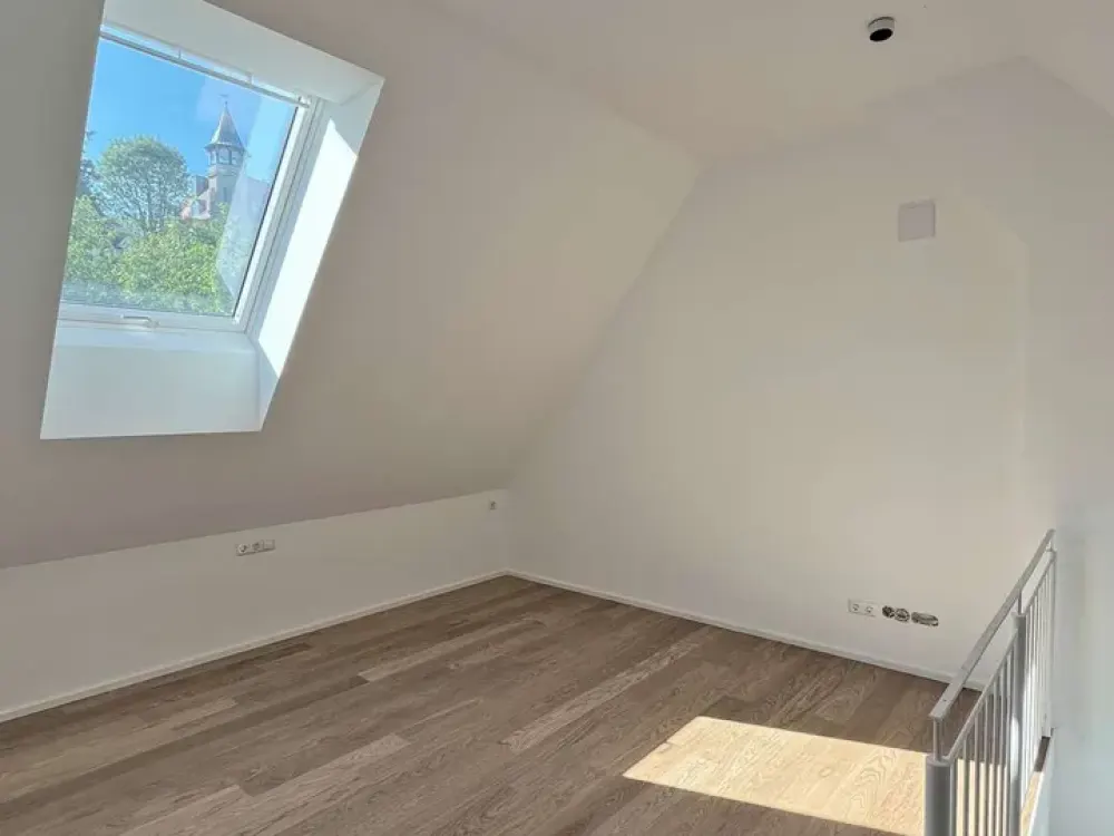 Wohnen über der Stadt mit toller Terrasse! Möblierte Maisonette-Wohnung, Neubau, zu vermieten!