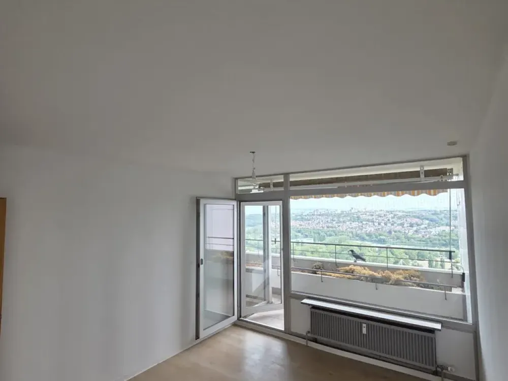 Helle 2-Zimmer-Wohnung mit Balkon und Panoramablick