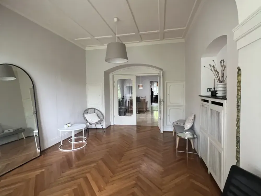 Sanierte Altbauloftwohnung mit Stellplatz, EBK und Gartenbenutzung