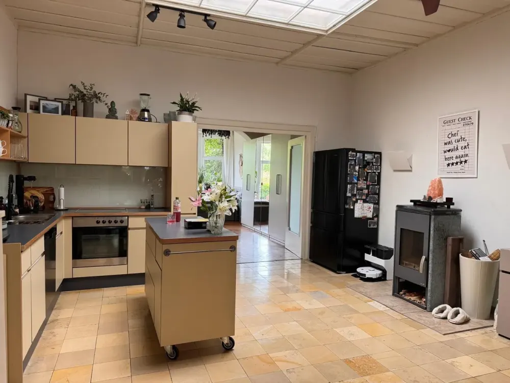 Sanierte Altbauloftwohnung mit Stellplatz, EBK und Gartenbenutzung