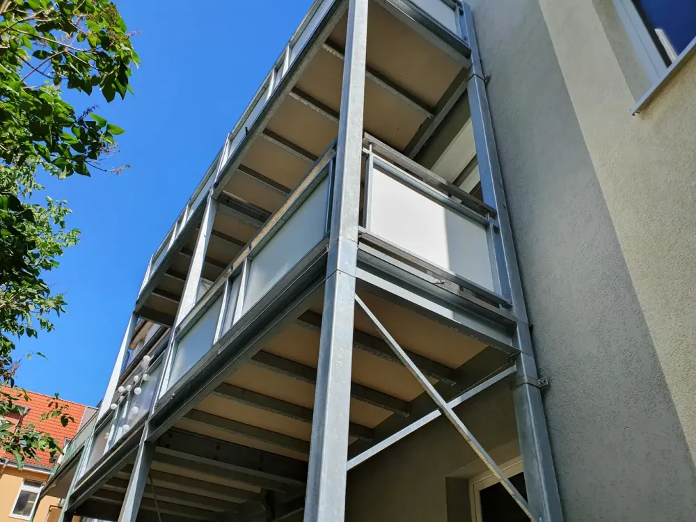3-room apartment with modern bathroom, fitted kitchen, large balcony