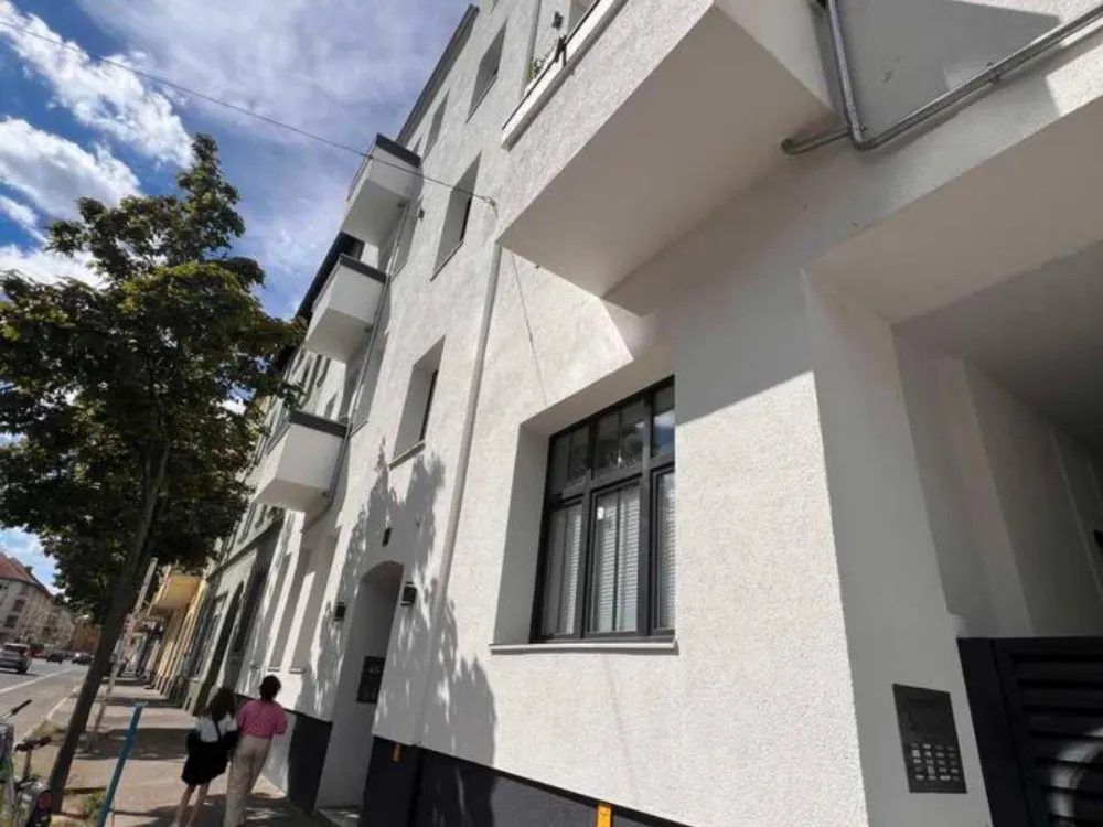 Dachgeschosswohnung mit Klimaanlage | 3 Zimmer | WG möglich | komplett saniert | Einbauküche | hohe Decken