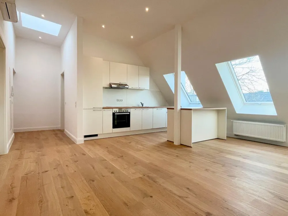 Dachgeschosswohnung mit Klimaanlage | 3 Zimmer | WG möglich | komplett saniert | Einbauküche | hohe Decken