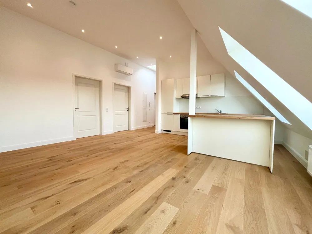 Dachgeschosswohnung mit Klimaanlage | 3 Zimmer | WG möglich | komplett saniert | Einbauküche | hohe Decken