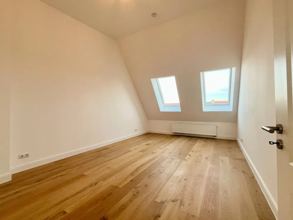 Dachgeschosswohnung mit Klimaanlage | 3 Zimmer | WG möglich | komplett saniert | Einbauküche | hohe Decken