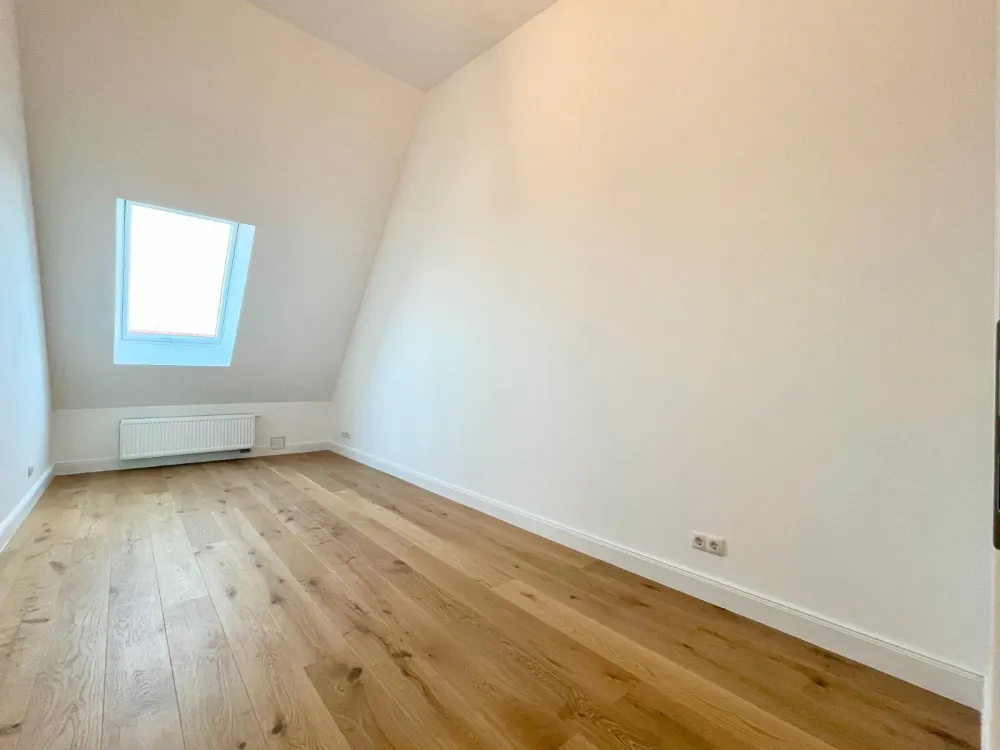 Dachgeschosswohnung mit Klimaanlage | 3 Zimmer | WG möglich | komplett saniert | Einbauküche | hohe Decken