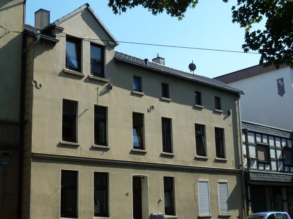 Frisch weiß gestrichen! Dachgeschosswohnung im Altbaustil!